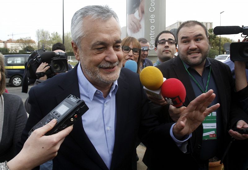 Griñán llega al hotel - Elecciones en Andalucía