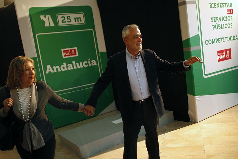 Griñán junto a su mujer. Elecciones Andalucía