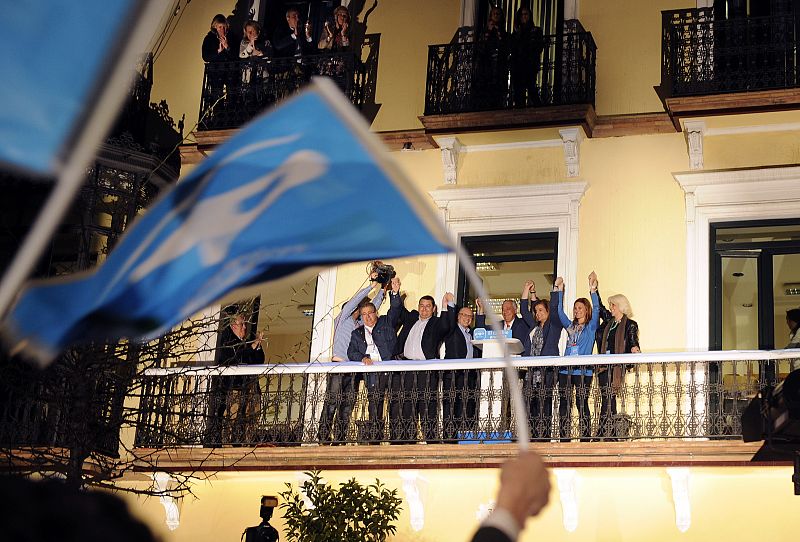 Javier Arenas celebra en la sede del PP en Sevilla los resultados electorales