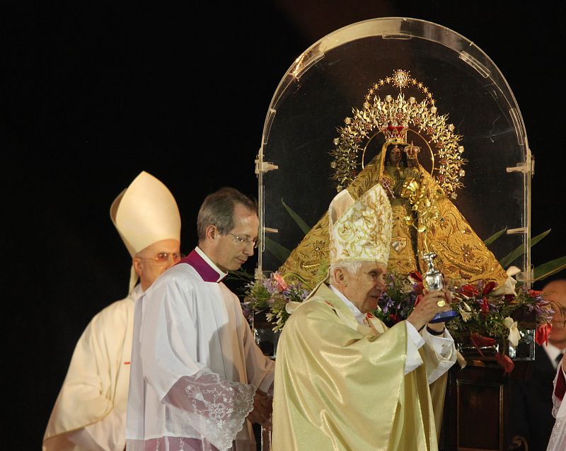 El papa Benedicto XVI deja una rosa de oro en honor a la Virgen de la Caridad del Cobre