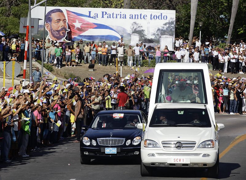 El papa hace un recorrido en papamóvil a su llegada a Santiago