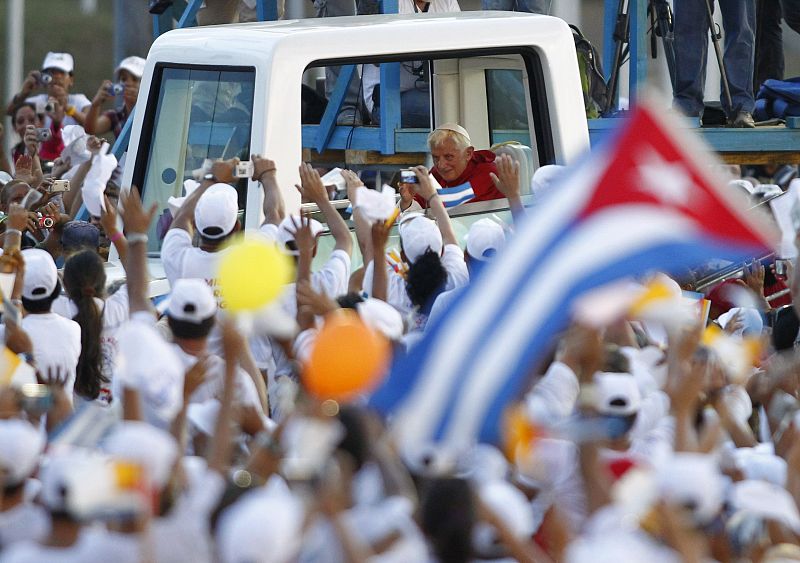 Benedicto XVI llega a la plaza de Maceo para la primera misa de su viaje a Cuba