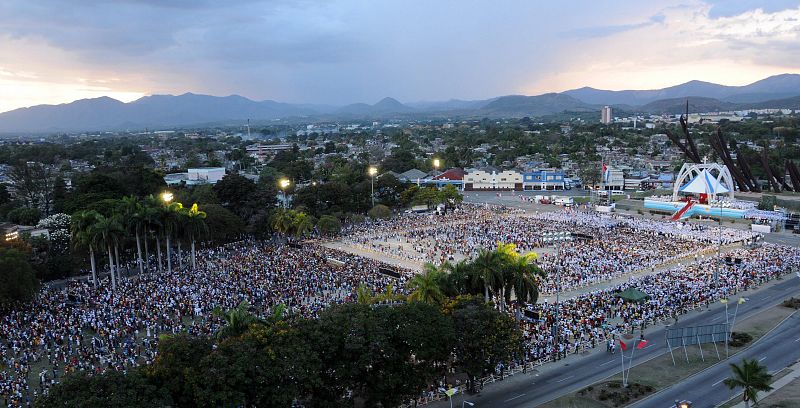 Imagen de la plaza Antonio Maceo de Santiago de Cuba durante la misa del papa