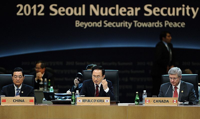 El presidente de Corea del Sur, Lee Myung-Bak (centro) habla entre el chino Hu Jintao y el primer ministro canadiense Stephen Harper