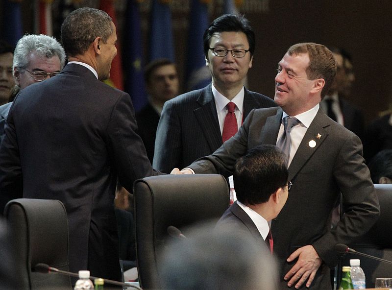 El presidente de EE.UU., Barack Obama, saluda al presidente ruso, Dimitri Medvedev