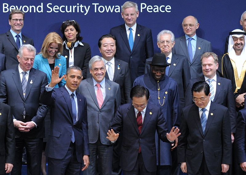 Foto de familia de los líderes que han asistido a la II Cumbre de Seguridad Nuclear, celebrada en Corea del Sur