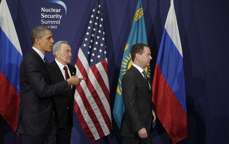 Obama y Medvedev junto al presidente de Kajastán, Nursultán Nazarbayev
