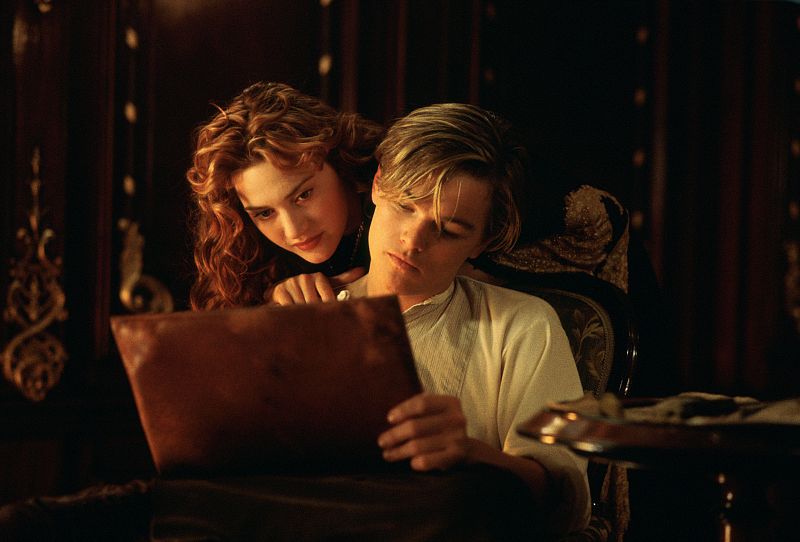Leonardo DiCaprio (Jack Dawson) dibujando a Kate Winslet (Rose DeWitt Bukater), en una escena de 'Titanic'