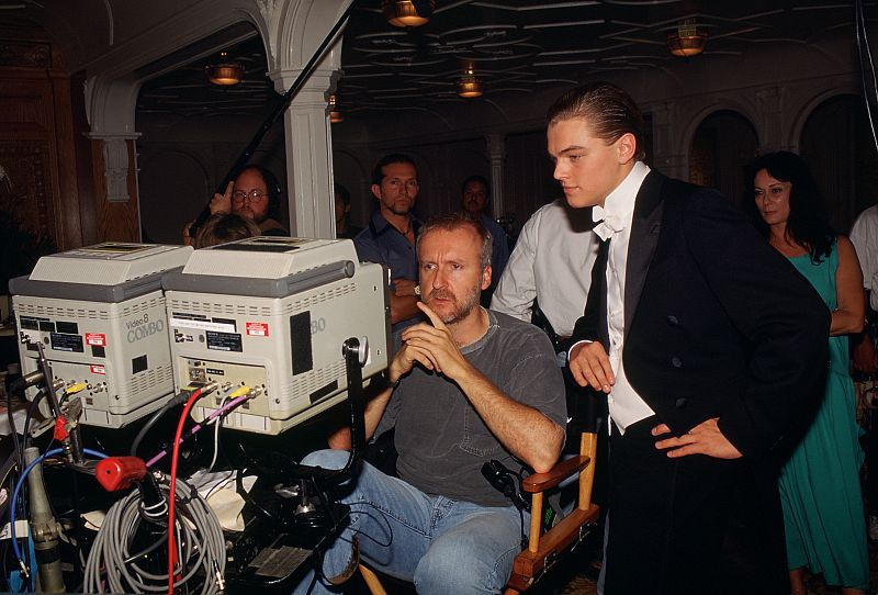 James Cameron y Leonardo Dicaprio comprobando una toma durante el rodaje de 'Titanic'
