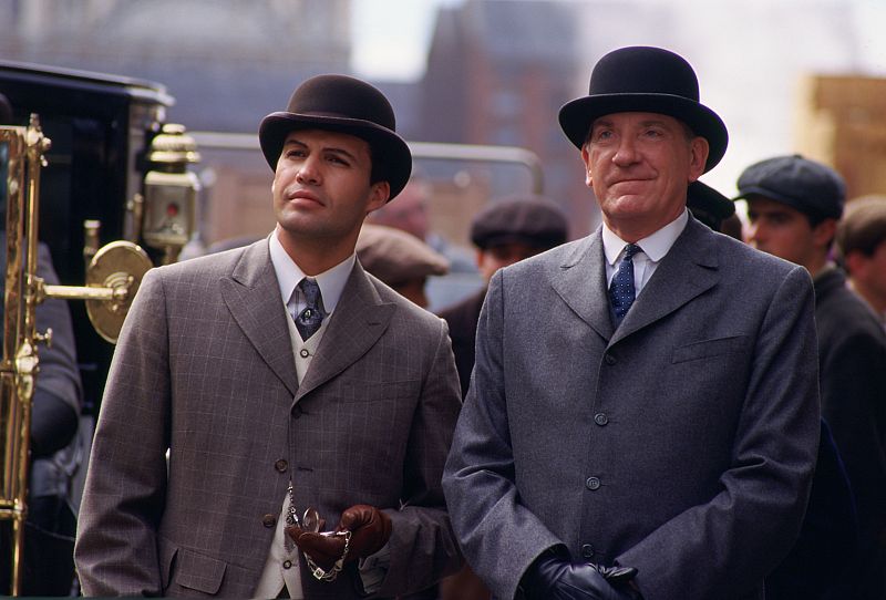 Billy Zane (Caledon Nathan) a punto de embarcar en el 'Titanic'