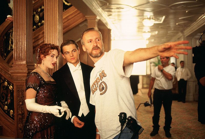 James Cameron dando instrucciones a Kate Winslet y Leonardo Dicaprio  durante el rodaje de 'Titanic'