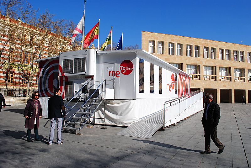 Éxito total de la exposición itinerante del 75º aniversario de RNE en La Rioja, instalada en la plaza del Ayuntamiento de Logroño.