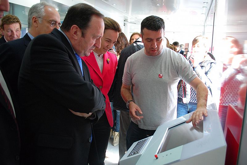 Éxito total de la exposición itinerante del 75º aniversario de RNE en La Rioja, instalada en la plaza del Ayuntamiento de Logroño.