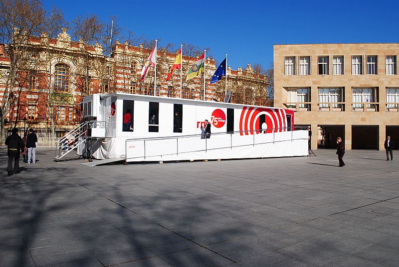 Éxito total de la exposición itinerante del 75º aniversario de RNE en La Rioja, instalada en la plaza del Ayuntamiento de Logroño.