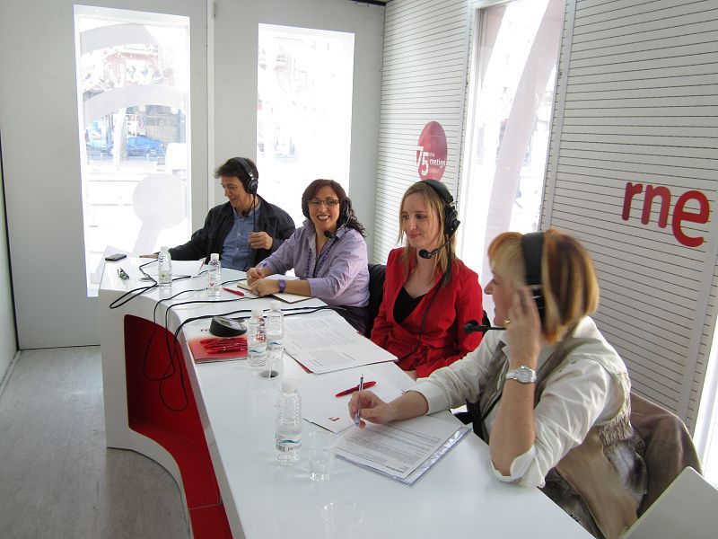 Éxito total de la exposición itinerante del 75º aniversario de RNE en La Rioja, instalada en la plaza del Ayuntamiento de Logroño.