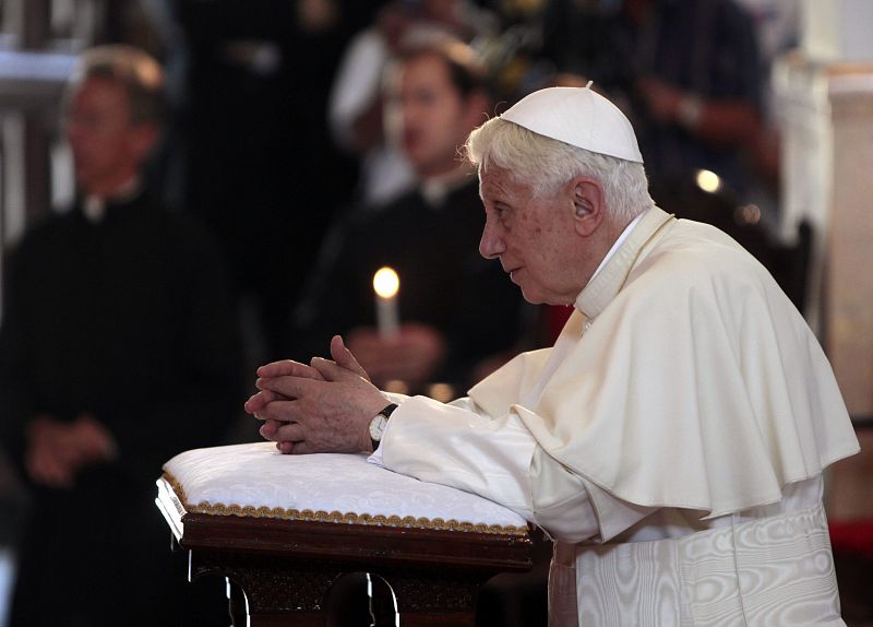 Benedicto XVI reza a la Virgen de la Caridad