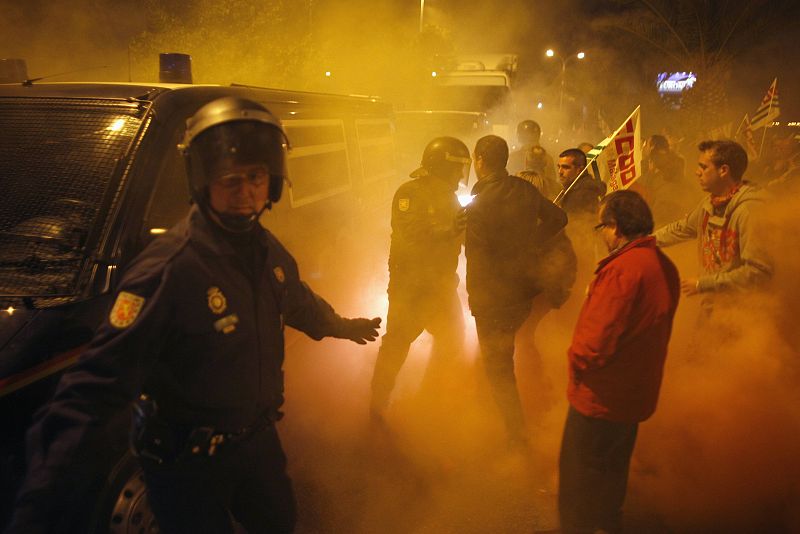 La policía escolta a algunos vehículos a la entrada de MercaMálaga.