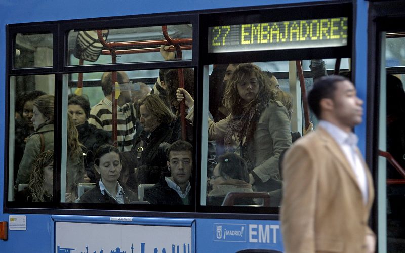 Un autobús lleno de gente a su paso por los Nuevos Ministerios.