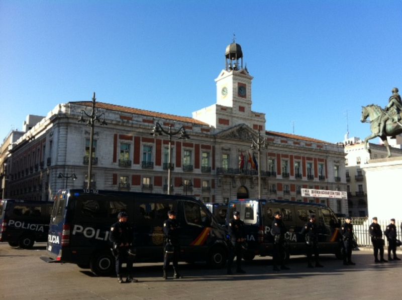 Varios furgones policiales desplegados en la Puerta del Sol