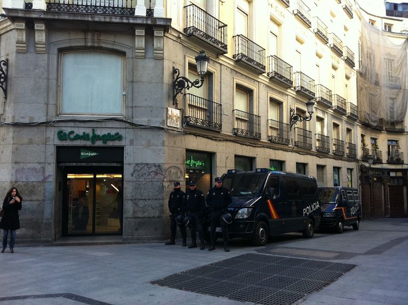 Amplio despliegue policial ante una de las puertas del Corte Inglés de Sol en el centro de Madrid