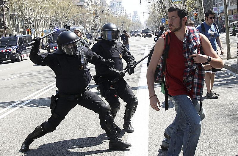 Un grupo de mossos d'esquadra carga contra varios manifestantes en Barcelona