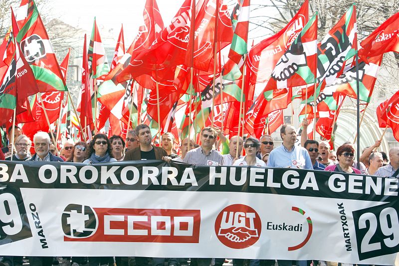 Sindicalistas y trabajadores se manifiestan en el centro de Bilbao contra la reforma laboral