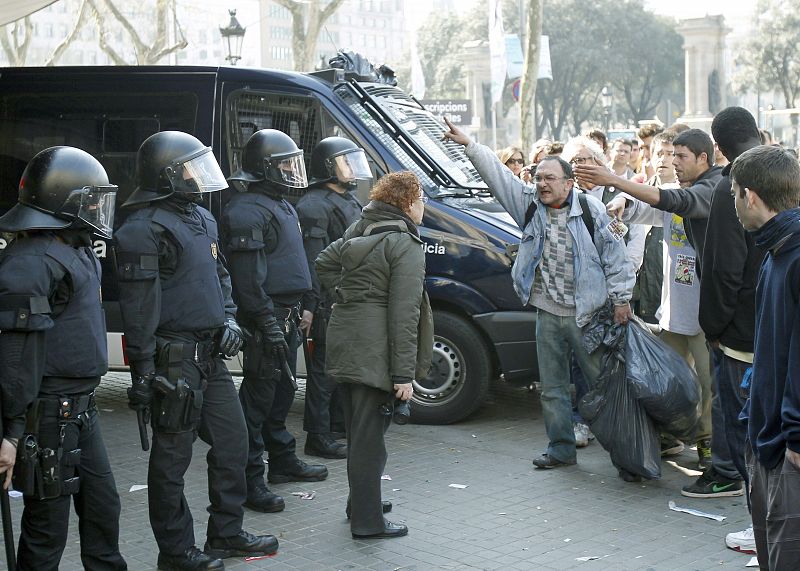 Una ciudadana se encara a miembros de un piquete informativo en Barcelona