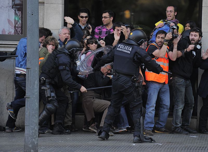 Enfrentamiento de manifestantes y policía en Barcelona