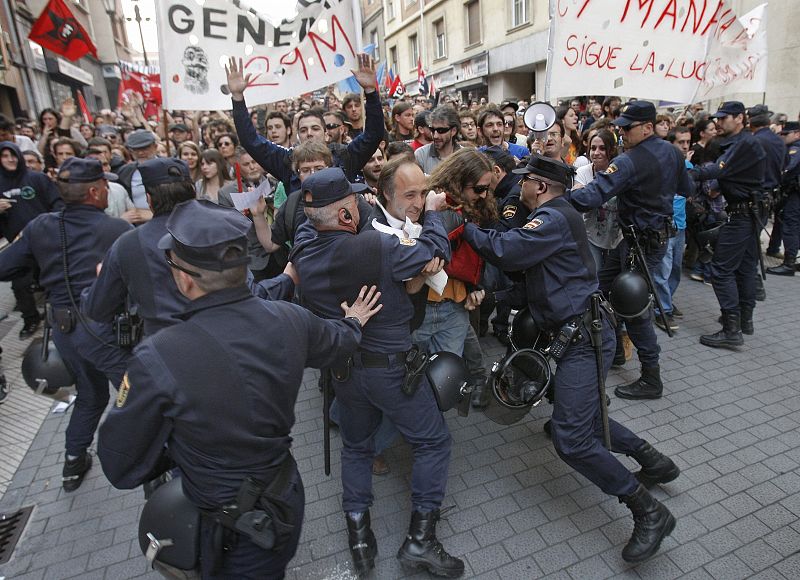 Policías antidisturbios cargan hoy, jueves 29 de marzo de 2012, contra medio m