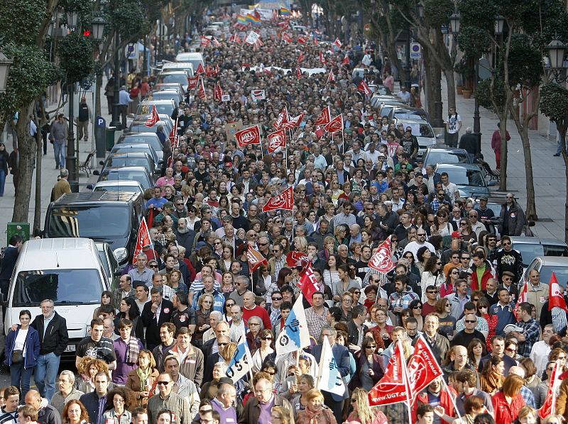 Miles de personas se manifestaron hoy, jueves 29 de marzo de 2012, en Oviedo.