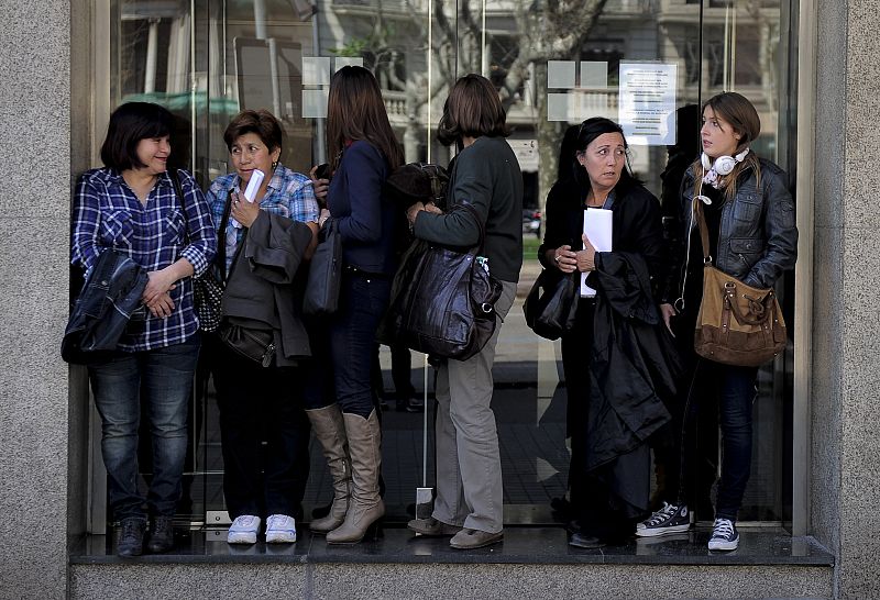 Un grupo de personas se refugia durante los enfrentamientos en Barcelona