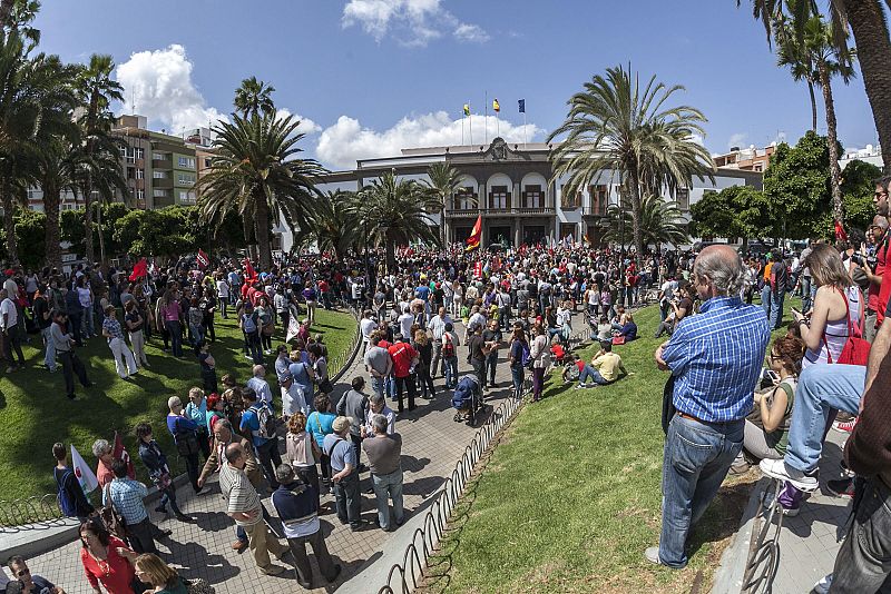Miles de personas se manifestaron hoy por las calles de la capital grancanaria contra la reforma laboral del Gobierno.