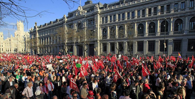 MILES DE PERSONAS SE MANIFIESTAN CONTRA LA REFORMA LABORAL