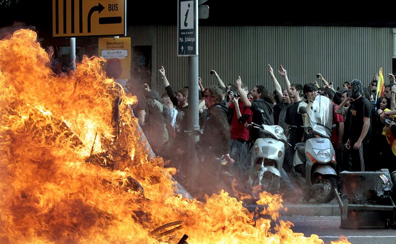 Manifestantes increpan a los mossos d'esquadra mientras arden varios contenedores