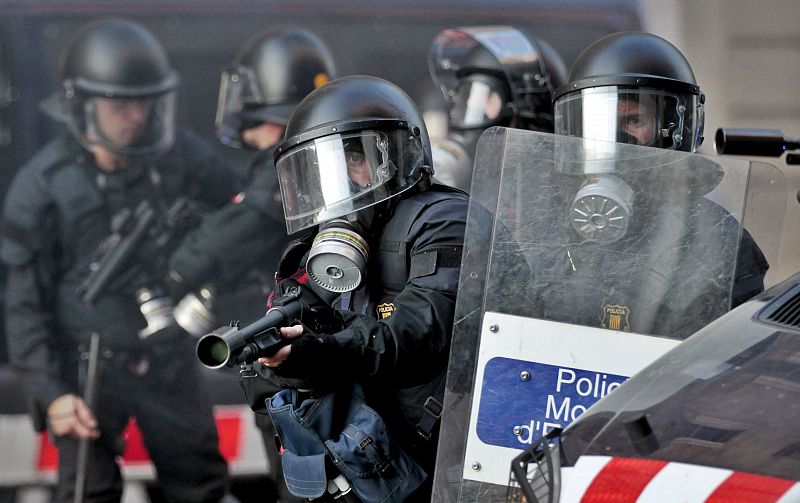 Un mosso d'esquadra dispara una pelota de goma en los disturbios en Barcelona