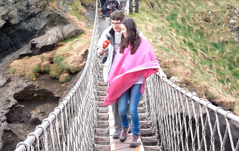 La famosa entrevista a Gabriela Tabarés sobre el puente de cuerda de Carrick-a-Rede, a 40 metros de las rocas