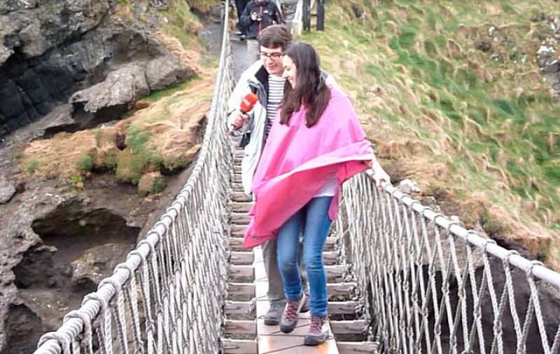 La famosa entrevista a Gabriela Tabarés sobre el puente de cuerda de Carrick-a-Rede, a 40 metros de las rocas