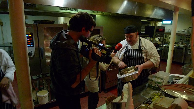 Grabando una receta en la cocina del restaurante del hotel The Bushmills Inn con su chef, Gordon