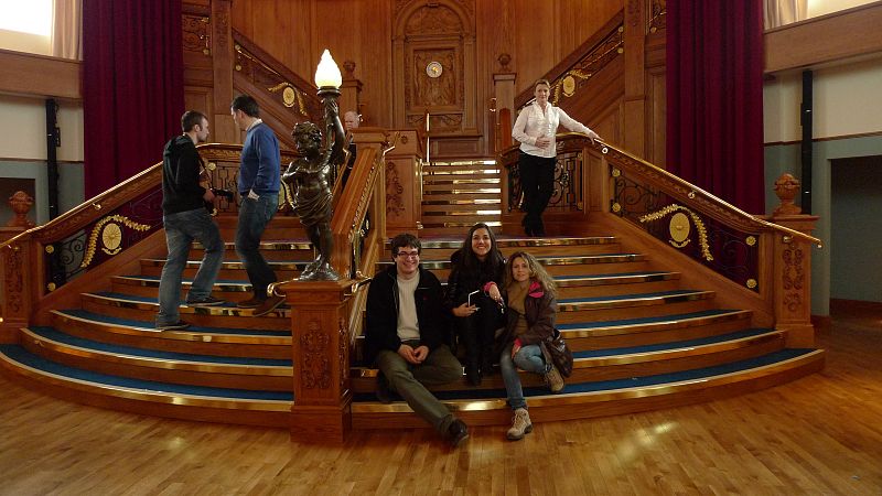 Álvaro, Gabriela y Eva en la gran escalera del Titanic reproducida en el museo de Belfast