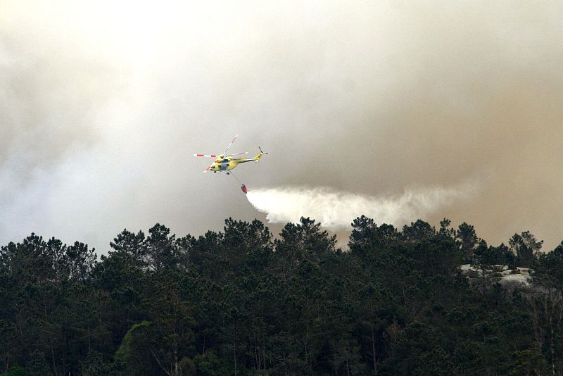 Efectivos de la UME se incorporan a las labores de extinción.