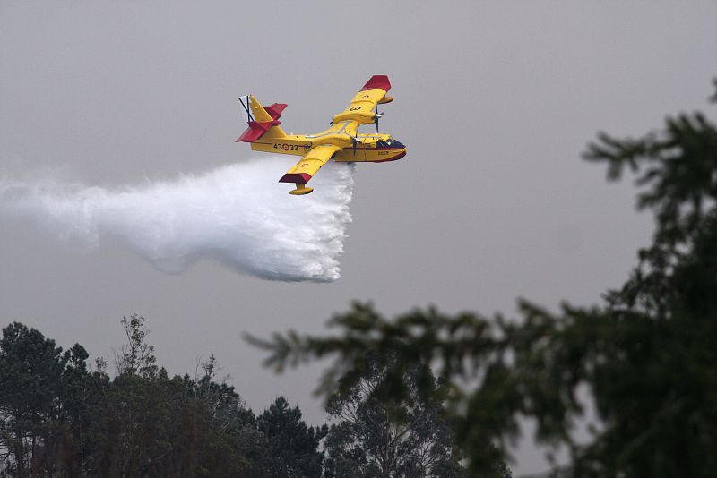 Uno de los aviones de la UME sobrevuela la zona
