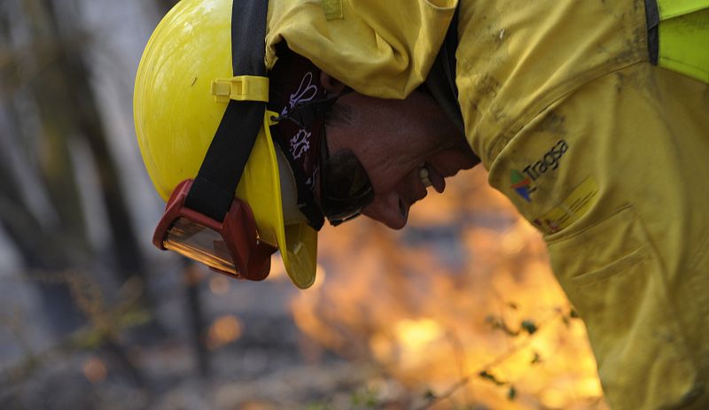 Un bombero trabaja en la extinción del fuego.