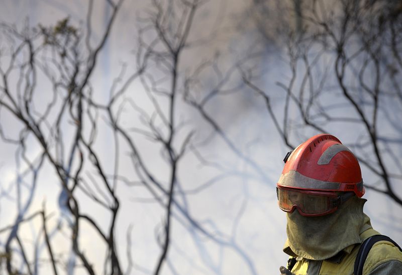 Los bomberos trabajan antes de que se haga de noche.