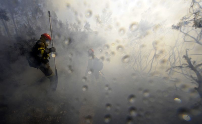El viento complica las labores de extinción.