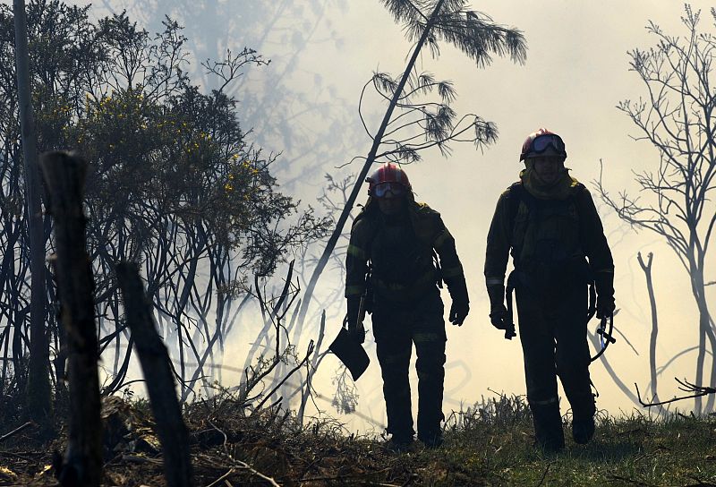 Los bomberos luchan contra el fuego.