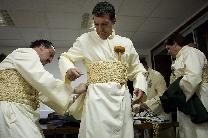 Antonio Banderas vistiéndose de nazareno