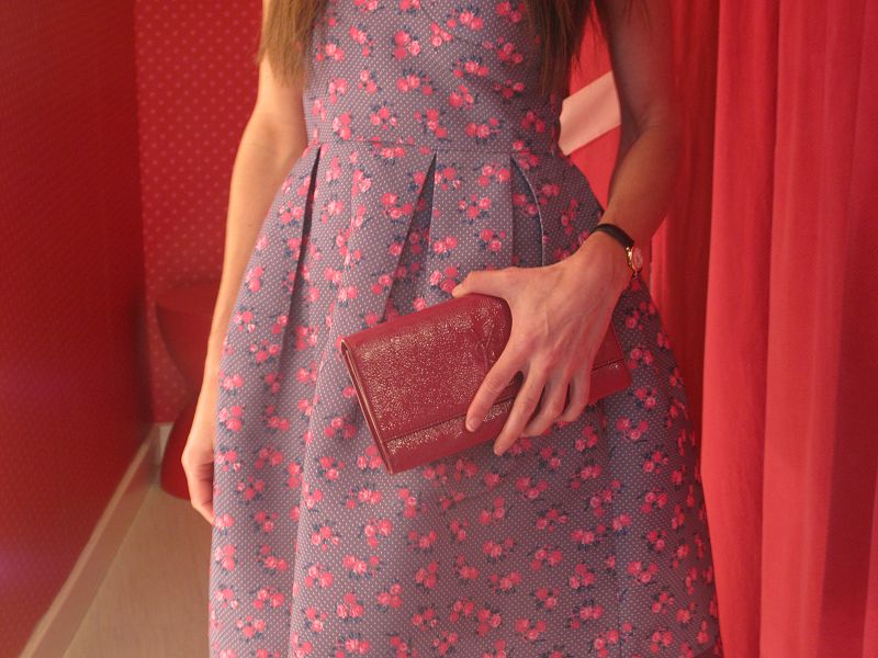 Una cartera con colores similares a las flores del vestido