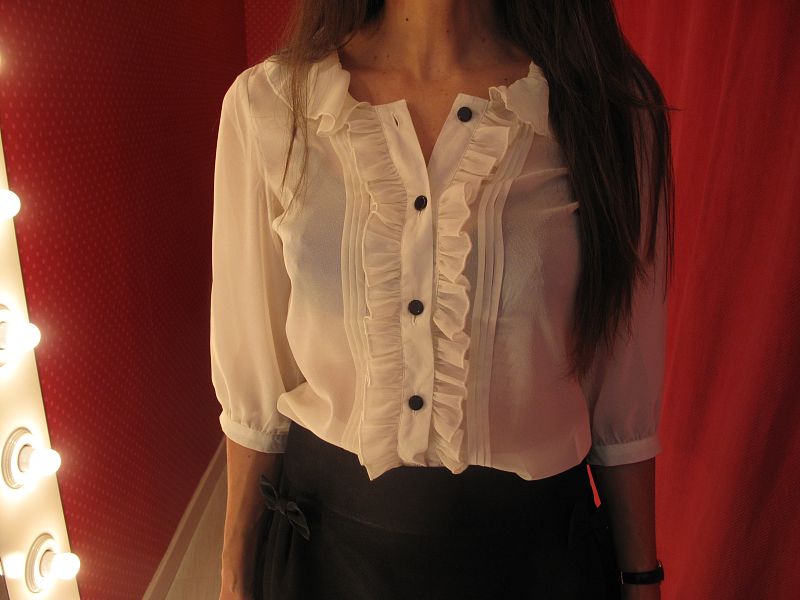 Camisa blanca con falda negra