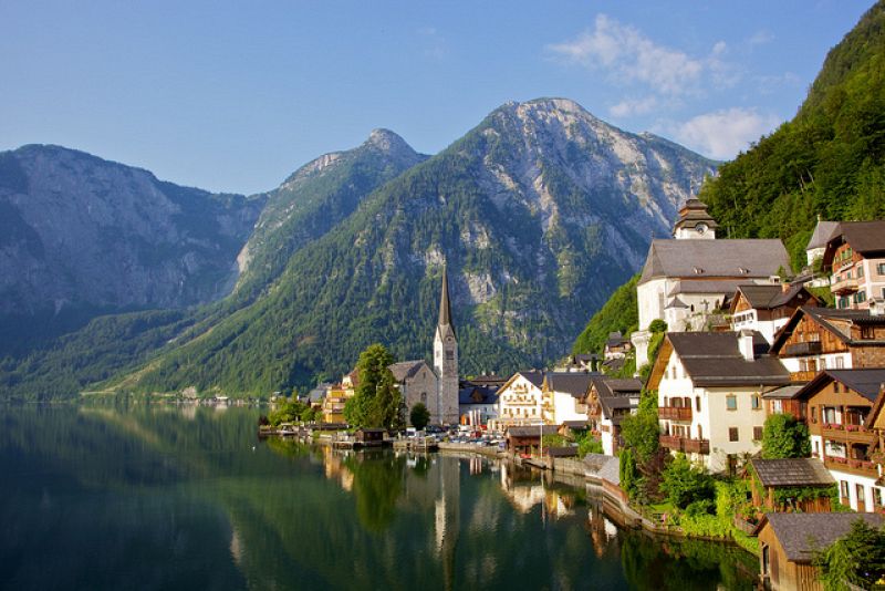 Un pueblo de cuento junto a un lago de cuento (Hallstatt, Austria)