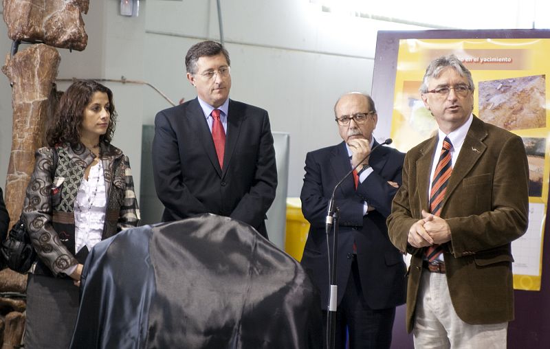 Antonio Gasión,presidente de la Sociedad Gestora del Conjunto Paleontológico de Teruel y Dolores Serrat, presidenta del Conjunto Paleontológico de Teruel y consejera de educación, antes de descubrir el cráneo.